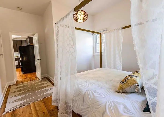Apartment Tropical Boho Oasis Chicago